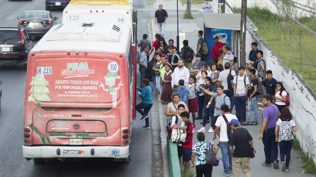 Largas Filas Y Unidades En Mal Estado. Ese Es El Viacrucis Que Se Vive Con El Transporte Público En Nuevo León. 