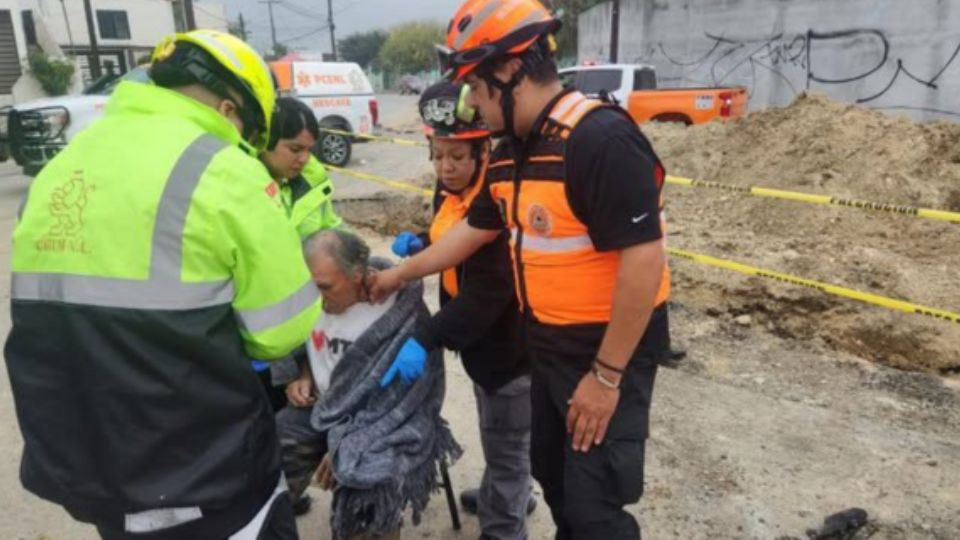 Image › La Sierra Madre Las Zanjas a Medias De Agua Y Drenaje Han Ocasionado Accidentes, Como Este Donde Un Adulto Mayor Cayó En Unas Obras De Guadalupe.