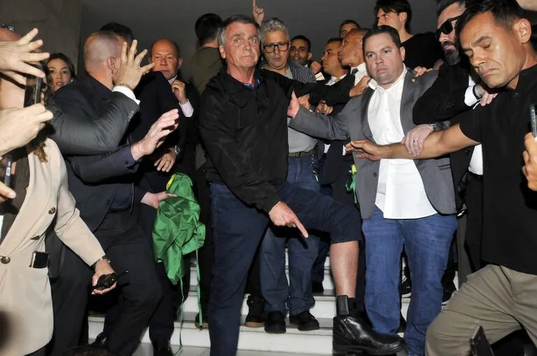 Image › La Sierra Madre Brasil: Daño En Tobillera De Bolsonaro Revela Nueva Crisis Judicial