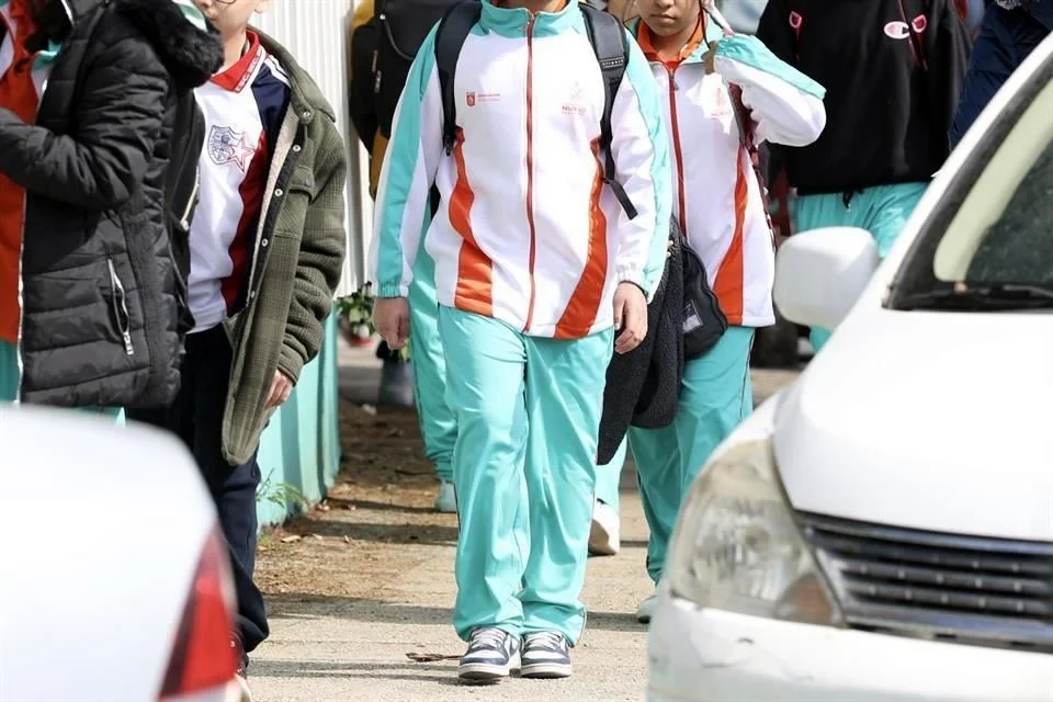 Image › La Sierra Madre Línea-naranja-en-aulas-samuel-garcía-movimiento-ciudadano-uniformes-escolares