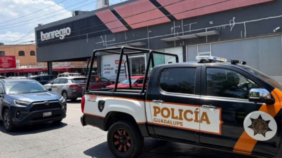 Image › La Sierra Madre Guadalajara Police Pickup Truck with PolicÍa Guadalupe Markings Parked in a Street Near a Storefront. › La Sierra Madre
