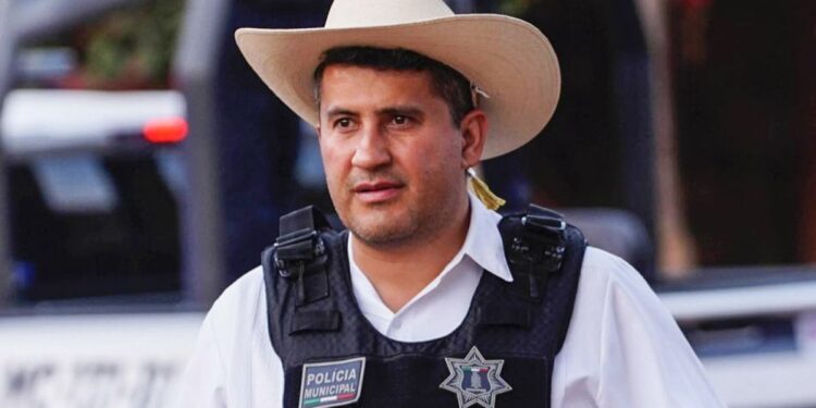 Detienen-al-r1-en-operativo-federal › La Sierra Madre Municipal Police Officer Wearing a Bulletproof Vest with a 'policía Municipal' Patch and a Tan Cowboy Hat. › La Sierra Madre