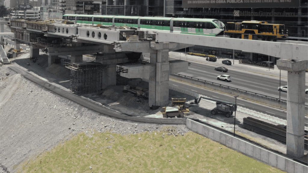 Samuel-garcia-presume-pruebas-del-monorriel › La Sierra Madre Green and White Passenger Train on an Elevated Track Above a Busy Road Under Construction in a Cityscape. › La Sierra Madre